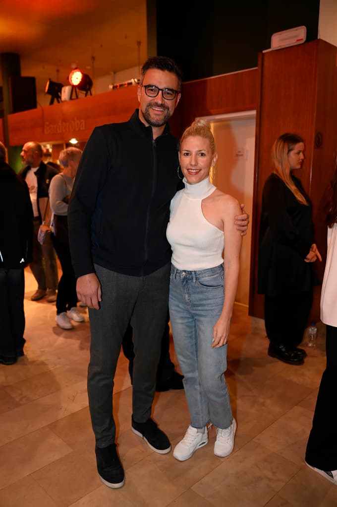 "Zaročena sem! Zaročila sem se na Siciliji, v Palermu, v hotelski sobi ..."