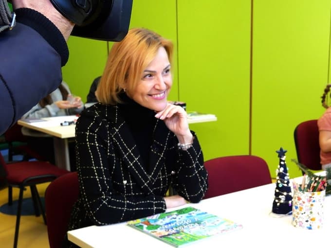 Ravnateljica Ester Mlaj med snemanjem glasbene voščilnice