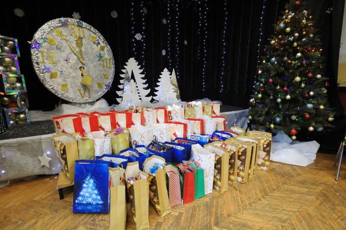 Darila bodo namenjena otrokom, vključenim v dopolnilne programe na področju socialnega varstva, ki jih izvaja Center za socialno delo in sofinancira MOM. Fotografija je simbolična.