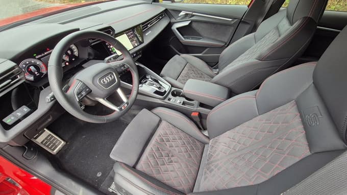 Infozabavni zaslon je povezan z internetom, kjer je tudi Audi podlegel trendu, da lahko (mora) kupec nekatere funkcije avtomobila plačevati kot naročnino. 