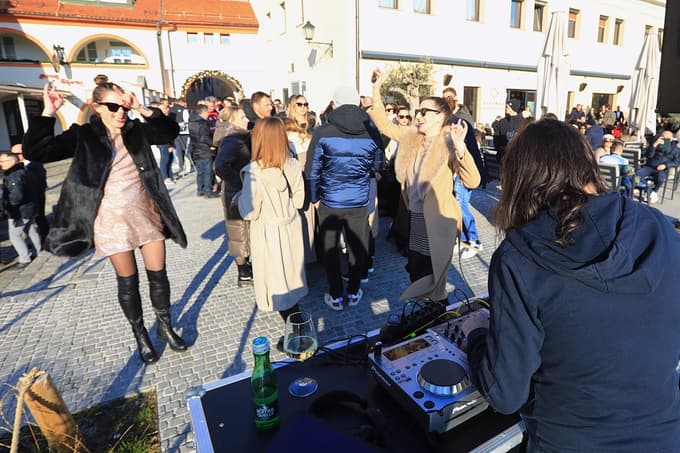 Ob živahni glasbi so na Lentu marsikoga zasrbele tudi pete. 