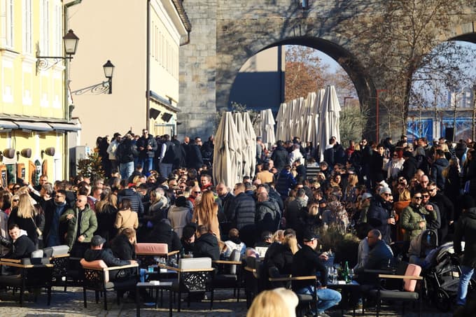 (FOTO in VIDEO) Maribor že ogret za najdaljšo noč v letu. Lokali polni že čez dan, na Lentu polna "plaža"