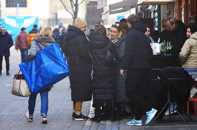Tudi na Poštni ulici so se že dopoldne srečevale razne družbe. 