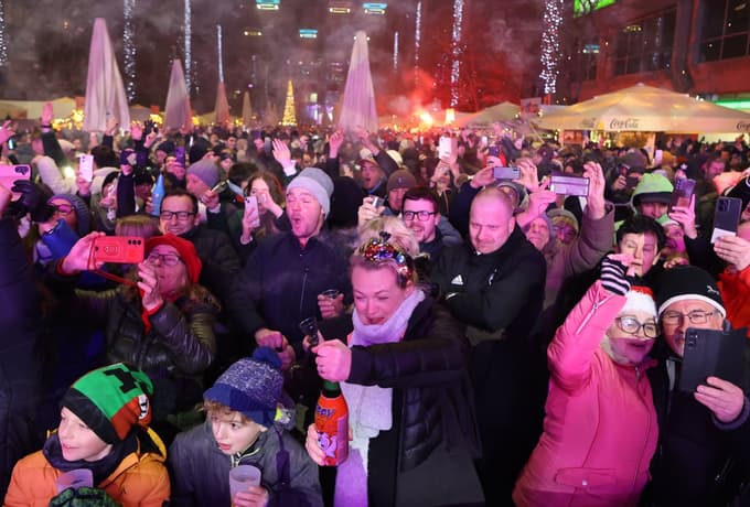 Silvestrovanje na Trgu Leona Štuklja je letos privabilo množico obiskovalcev, ki so leto 2025 pričakali ob glasbi in prazničnem vzdušju v središču Maribora.