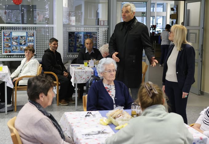Mariborski župan Saša Arsenovič je stanovalcem Doma starejših občanov Tezno voščil v družbi direktorice Jasne Cajnko.