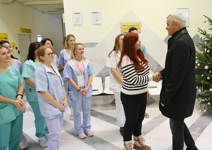 Lucija Kruder z zaposlenimi v porodnišnici