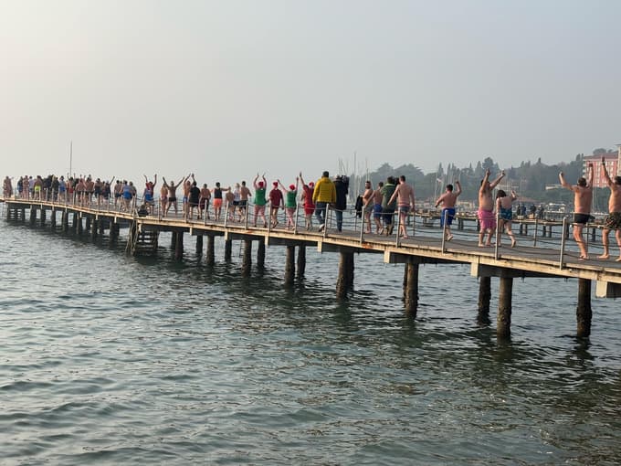 (FOTO in VIDEO) V Portorožu izvedli 19. novoletne skoke v morje: Nepozaben občutek in izkušnja