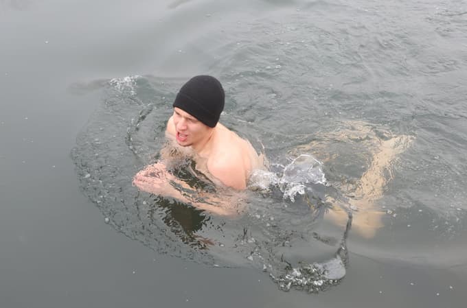 V ledeno mrzlo vodo je treba počasi. 