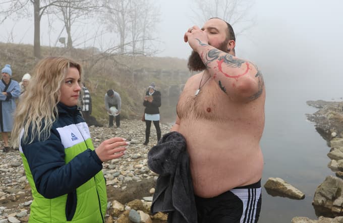 Ob prihodu iz reke vsak prejme tudi okrepčilno pijačo za povrnitev moči.