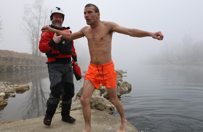 Vsakega kopalca spremlja reševalec iz divjih voda. 