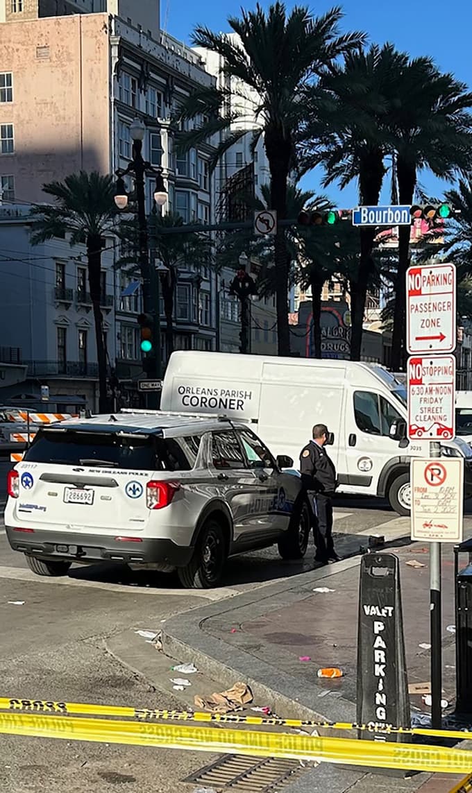 (FOTO) Najmanj deset mrtvih v trku vozila v množico v New Orleansu, osumljenec za napad je mrtev