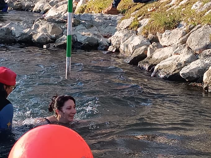 Novoletni skok v Savinjo 2025: po nasmehu sodeč ni bilo preveč težko.