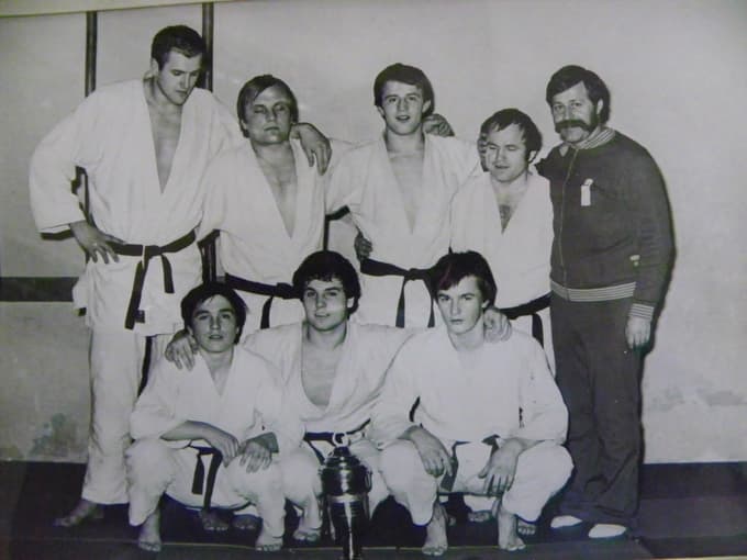 Ekipa, ki je v zgodovina JK Impol žela sijajne uspehe, prvi z leve čepi Franc Očko