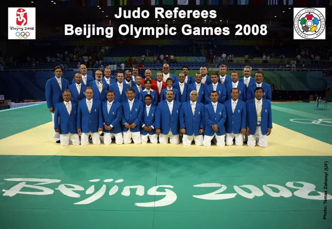 Sodniki na olimpijskih igrah v Pekingu, tretji z leve kleči Franc Očko