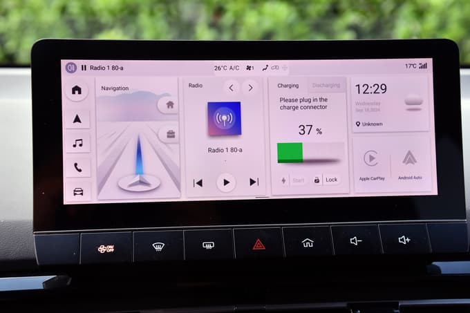 Sistem med drugim ves čas teži, da ga morate priključiti na polnjenje. Tudi med vožnjo.