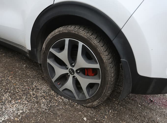 (FOTO) V Mariboru polil avto z neznano tekočino, ki je spominjala na kri