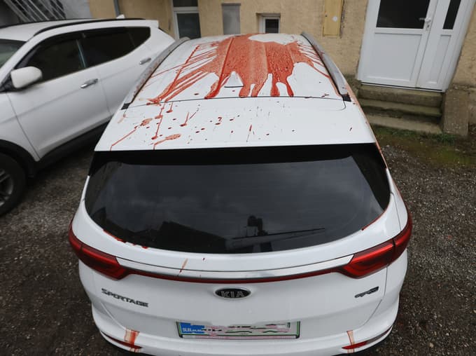 (FOTO) V Mariboru polil avto z neznano tekočino, ki je spominjala na kri