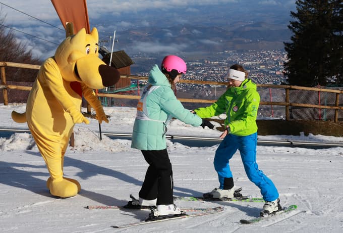 (FOTO in VIDEO) Šolar na smuči: Deseta obletnica projekta, ki otrokom približuje snežne užitke