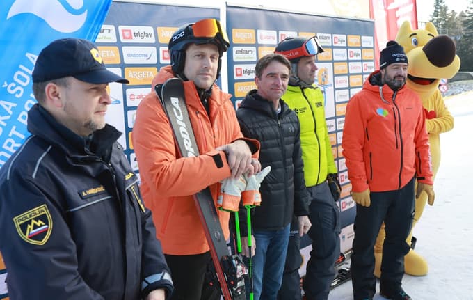 Akcijo Šolar na smuči so predstavili (z leve) policist Aleš Hanžekovič, ambasador akcije Jure Košir, direktor Zavoda za šport RS Planica Franci Petek, direktor Smučarske zveze Slovenije Uroš Zupan in Marko Rataj iz Marproma