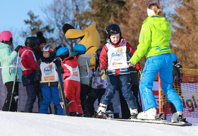 (FOTO in VIDEO) Šolar na smuči: Deseta obletnica projekta, ki otrokom približuje snežne užitke