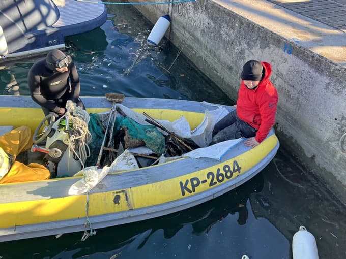 (FOTO) Čiščenje morskih travnikov: Iz vode odstranili 350 kilogramov odpadkov, tudi precej nenavadnih