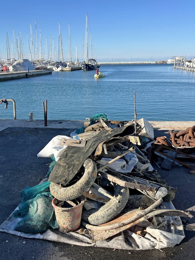 (FOTO) Čiščenje morskih travnikov: Iz vode odstranili 350 kilogramov odpadkov, tudi precej nenavadnih