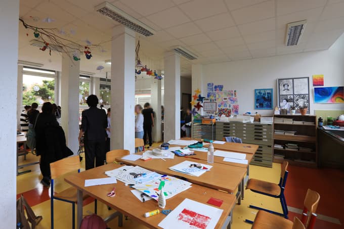 En prostor si delita učilnici za likovno umetnost in tehnični pouk.