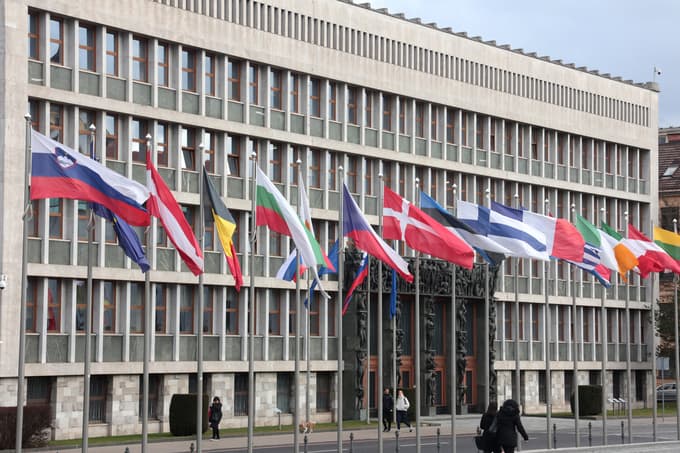 Zaradi omrežnine vlada v razrešitev članov sveta agencije, ki niso odstopili sami