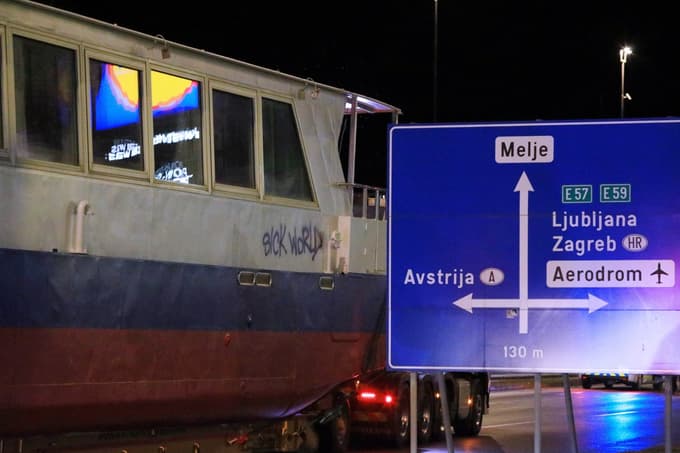 Maribor - Turistična ladjica Dravska vila na poti v Vukovar - izredni prevoz ladjice Dravske vile - tovor -