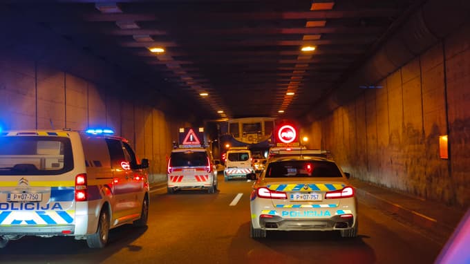 Čeprav je ogranizator prevoza vse nadvoze izmeril, so podnje in skozi predore vozili počasi in previdno.