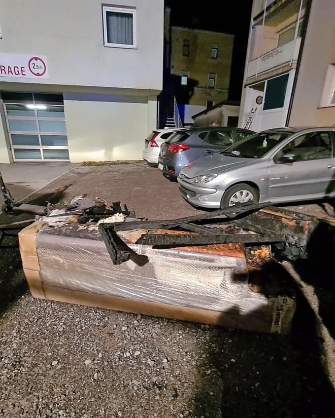V vhodni avli je v petek zvečer zagorela nova sedežna garnitura.
