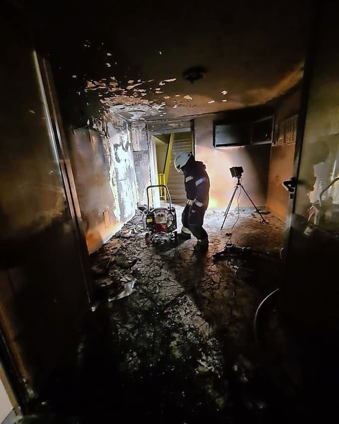 Dim se je iz avle bloka razširil po stopnišču.