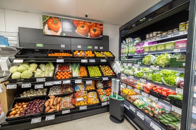 Ponudba vključuje sveže sadje in zelenjavo, izdelke lokalne proizvodnje po tradicionalnih receptih ter bogato založen oddelek delikatese.