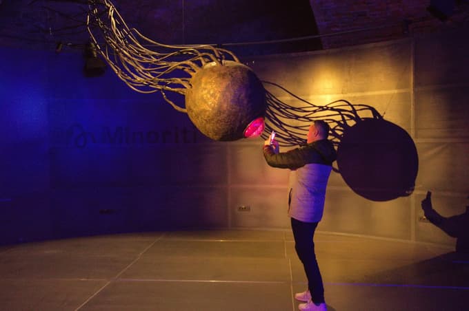 Umetnik v Sodnem stolpu tematizira čudež življenja.