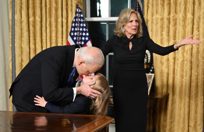 Joe Biden je poljubil svojega vnuka Beauja Bidna mlajšega, poleg pa je bila tudi prva dama ZDA Jill Biden.