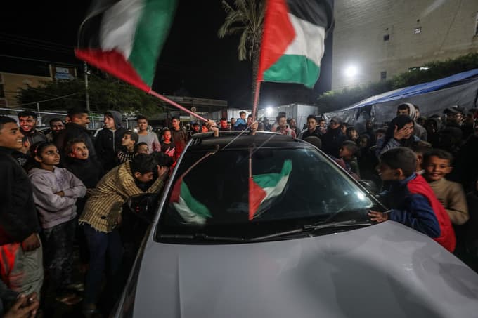 Palestinci so včeraj v Gazi slavili dogovor o prekinitvi ognja z Izraelom