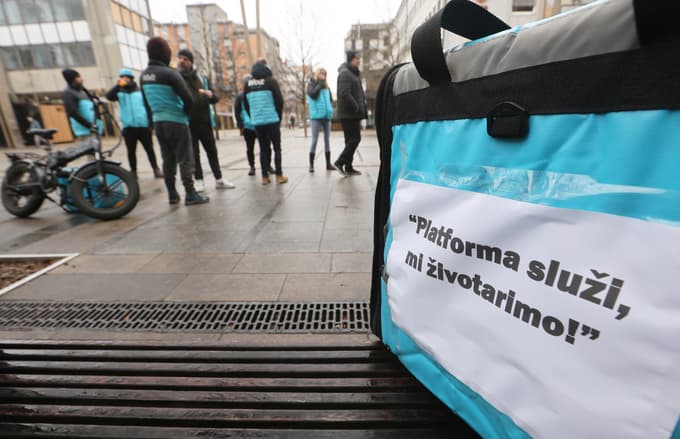 (FOTO) Protest dostavljalcev Wolta na Trgu Leona Štuklja: "Platforma služi, mi životarimo!"