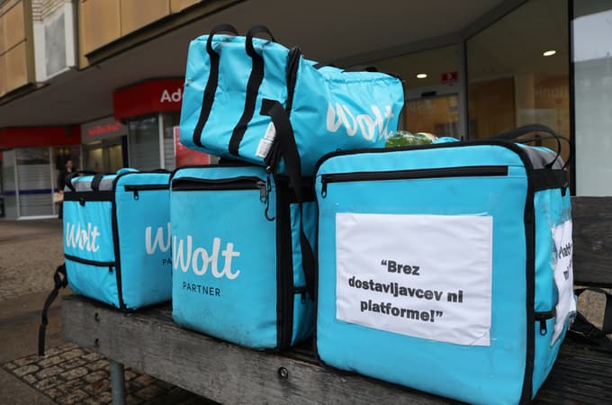 (FOTO) Protest dostavljalcev Wolta na Trgu Leona Štuklja: "Platforma služi, mi životarimo!"