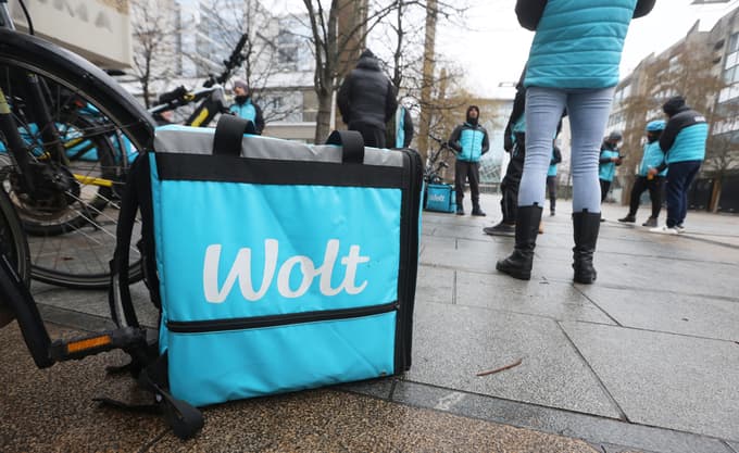 (FOTO) Protest dostavljalcev Wolta na Trgu Leona Štuklja: "Platforma služi, mi životarimo!"