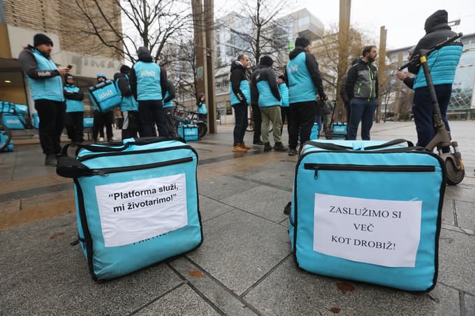 (FOTO) Protest dostavljalcev Wolta na Trgu Leona Štuklja: "Platforma služi, mi životarimo!"
