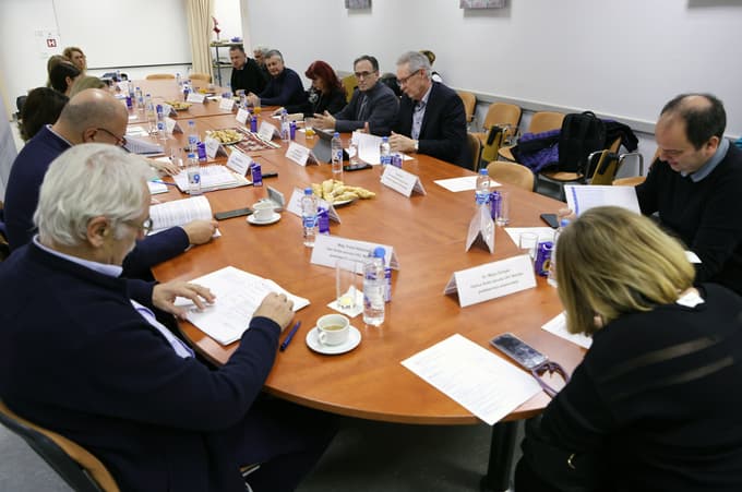 "UKC se ne more obnašati kot sekundar in je zato žrtev," pravi direktor Vojko Flis.