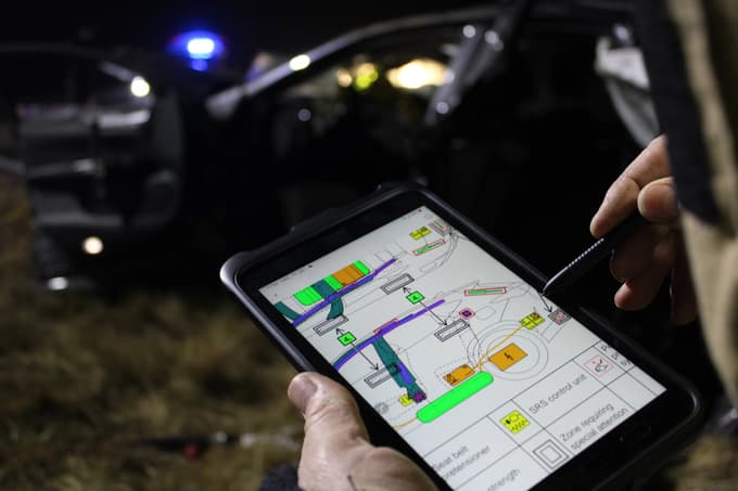 (FOTO) Voznik na dolenjski avtocesti prebil varovalno ograjo in ostal ukleščen na travnati brežini