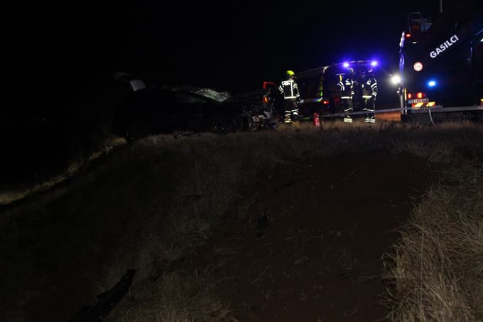 (FOTO) Voznik na dolenjski avtocesti prebil varovalno ograjo in ostal ukleščen na travnati brežini