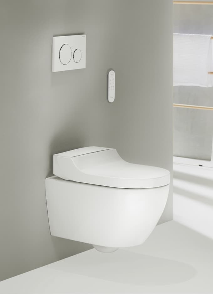 Straniščna školjka, pritrjena na steno, olajša čiščenje tal v kopalnici.