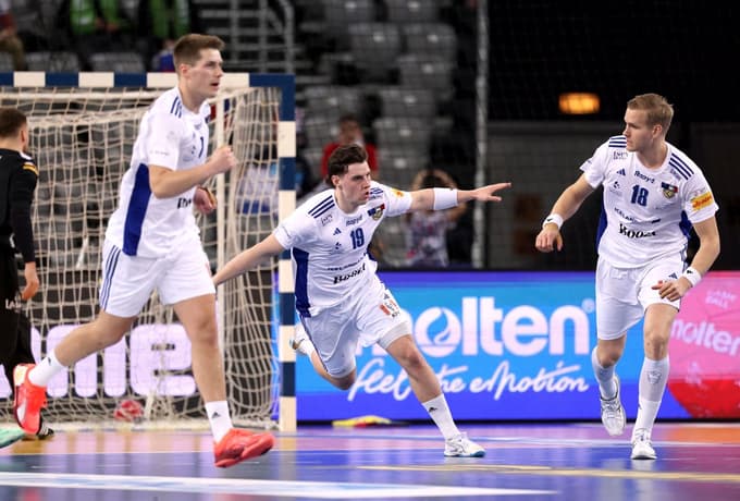 (FOTO) Neprepoznavni Slovenci prejeli islandsko klofuto in si priprli četrtfinalna vrata