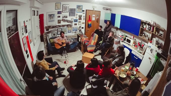 Deseti Kavč Festival: Umetnost se spet seli v domače dnevne sobe, kuhinje, kleti ... Kakšen je program v Mariboru?