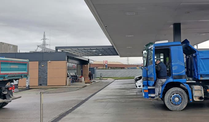 V enem mesecu trije oboroženi ropi bencinskih servisov na Obali: Ropar grozi s pištolo, verjetno ima pomočnika