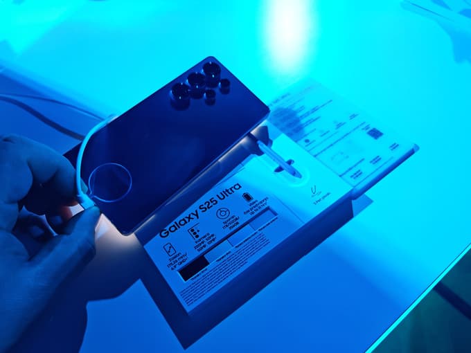 Najzmogljivejši paradni konj podjetja Samsung: Galaxy S25 Ultra. 