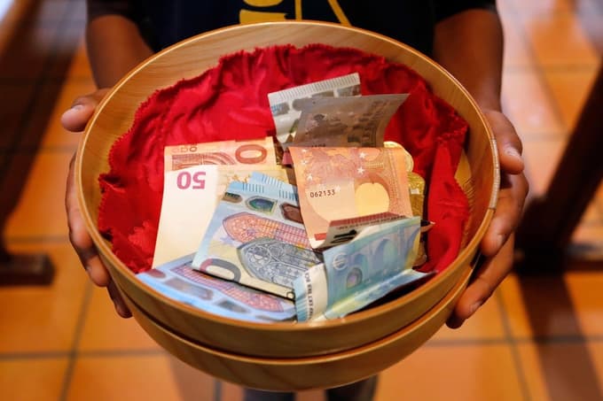 Tudi cerkev se modernizira: Pred veliko nočjo v vse več župnijah tudi plačilo s kartico