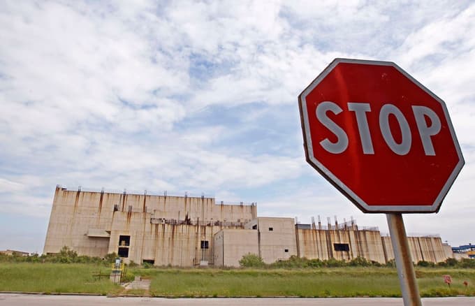 Ostanki nekdanje jedrske elektrarne v kraju Montalto di Castro v osrednjem delu Italije.